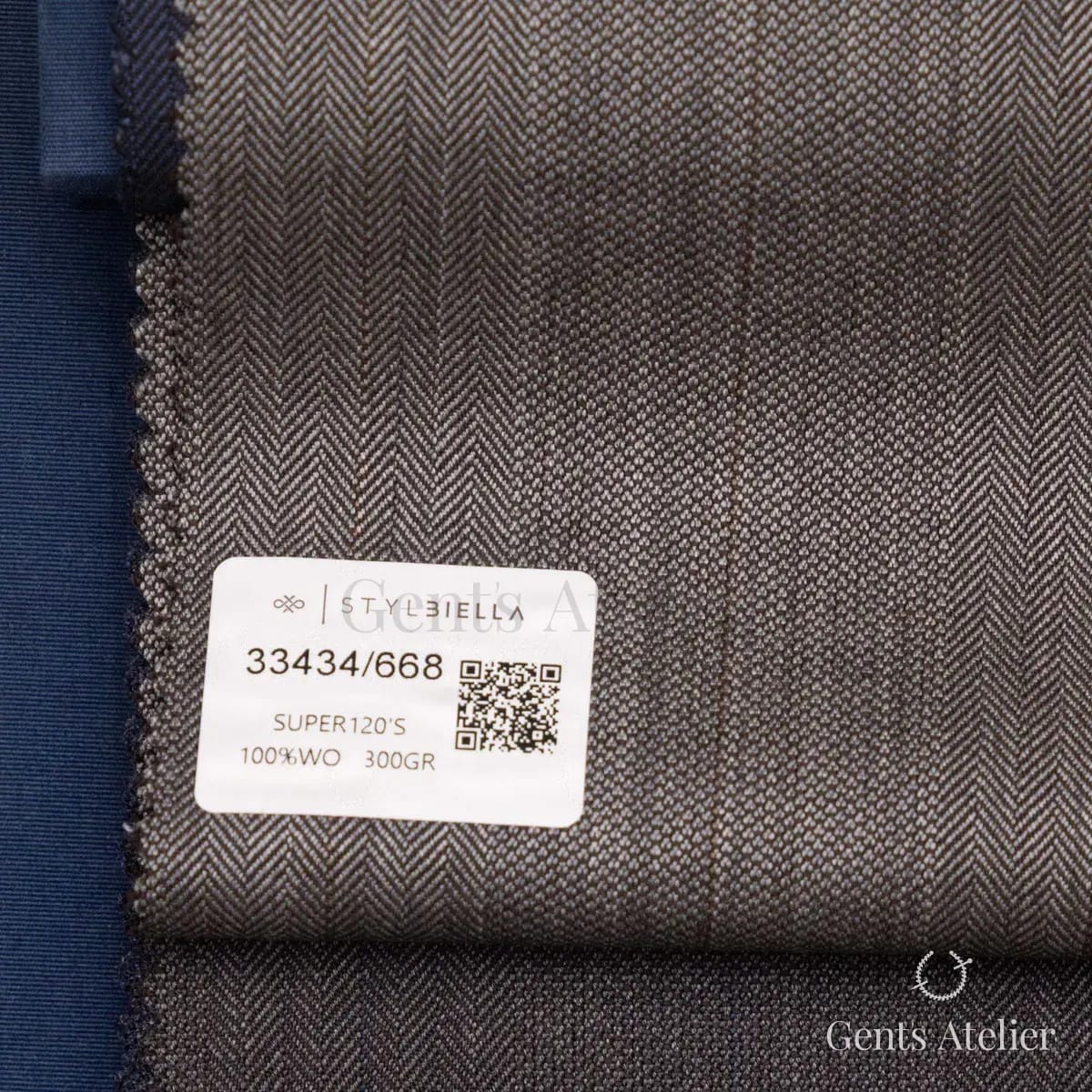 Образец ткани Stylbiella 33434/668 с этикеткой, серый