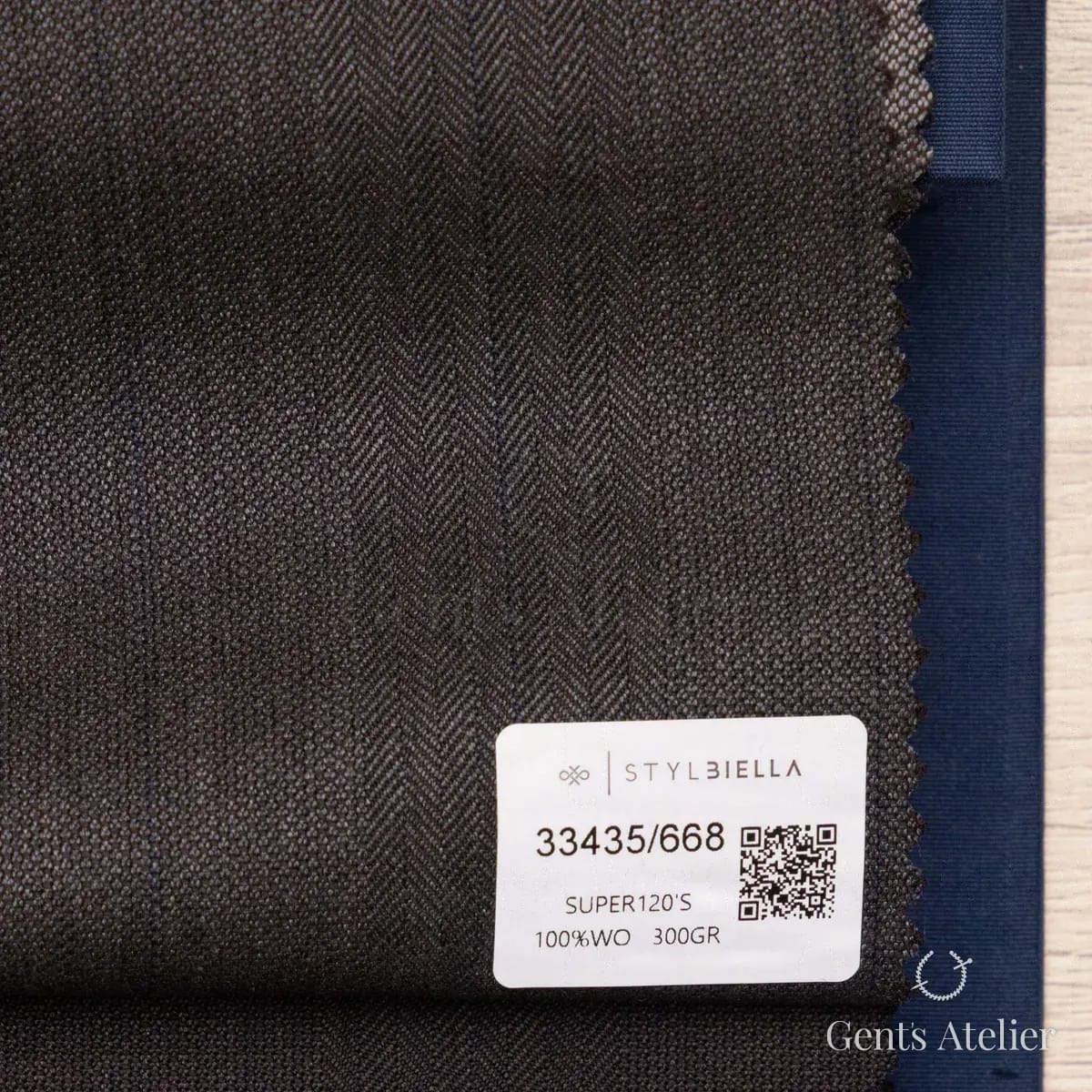 Образец ткани Stylbiella 33435/668 с этикеткой, тёмно-коричневый