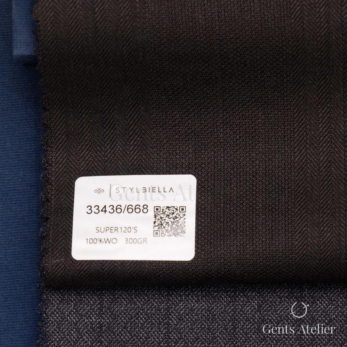 Образец ткани Stylbiella 33436/668 с этикеткой, тёмно-коричневый