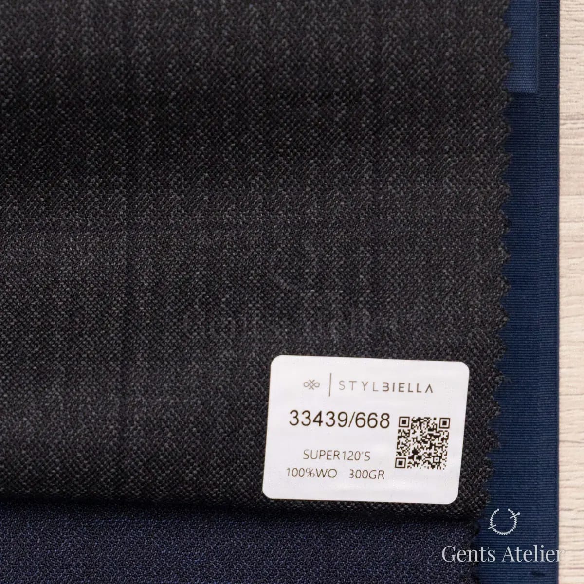 Образец ткани Stylbiella 33439/668 с этикеткой, антрацит