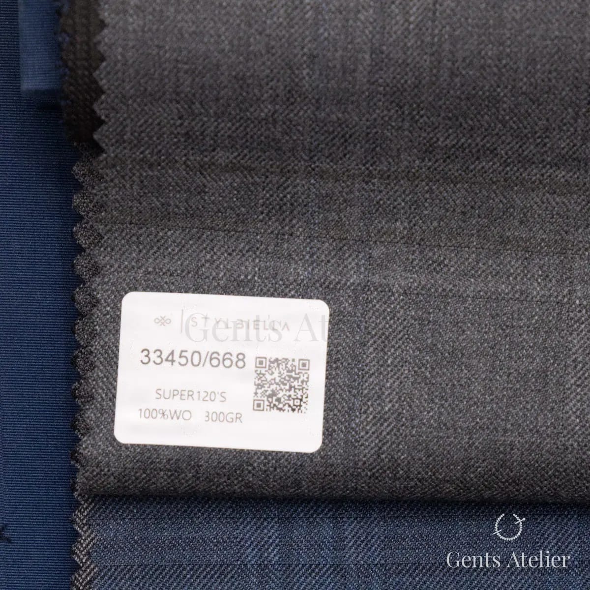 Образец ткани Stylbiella 33450/668 с этикеткой, серый