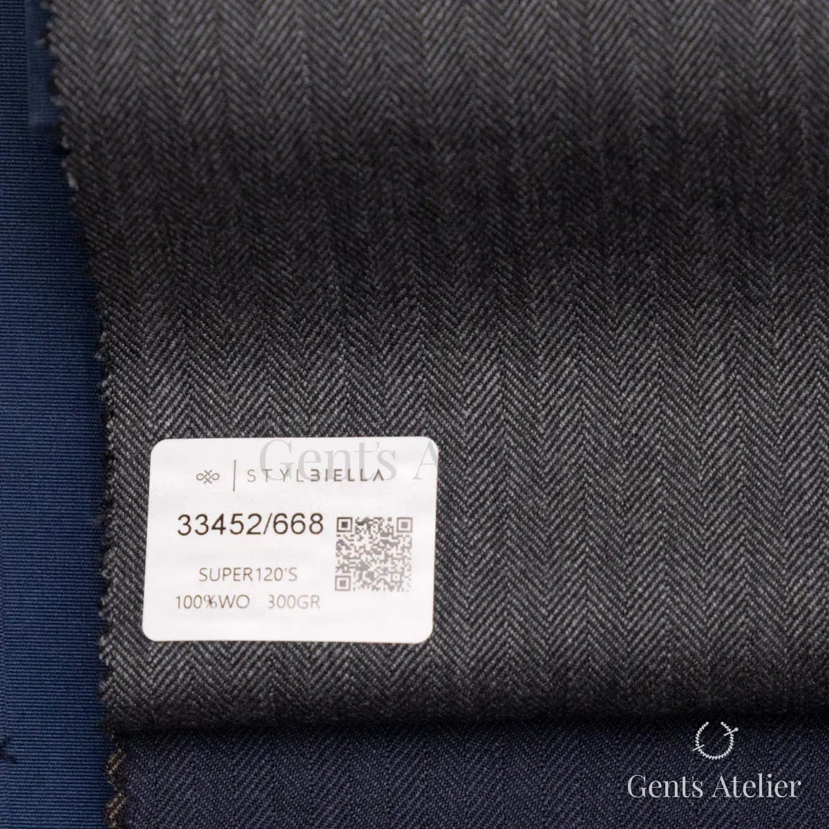 Образец ткани Stylbiella 33452/668 с этикеткой, тёмно-серый