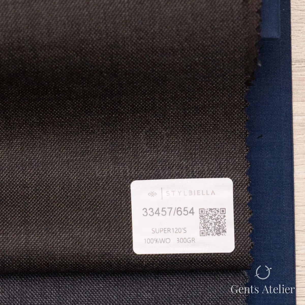 Образец ткани Stylbiella 33457/654 с этикеткой, тёмно-коричневый