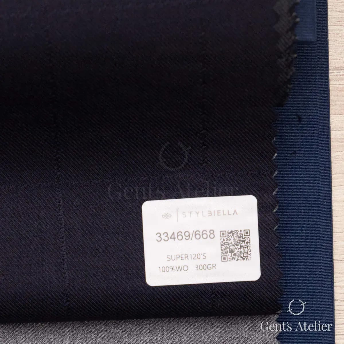 Образец ткани Stylbiella 33469/668 с этикеткой, тёмно-синий