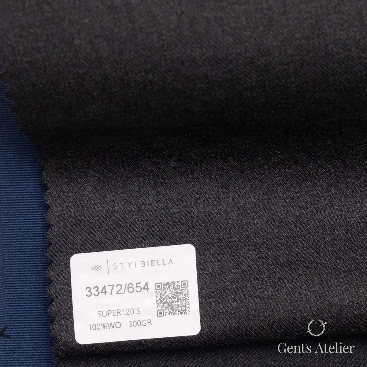 Образец ткани Stylbiella 33472/654 с этикеткой, тёмно-серый