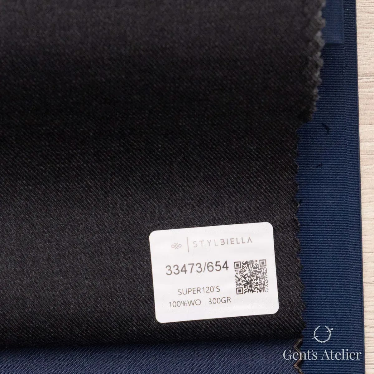 Образец ткани Stylbiella 33473/654 с этикеткой, графитовый