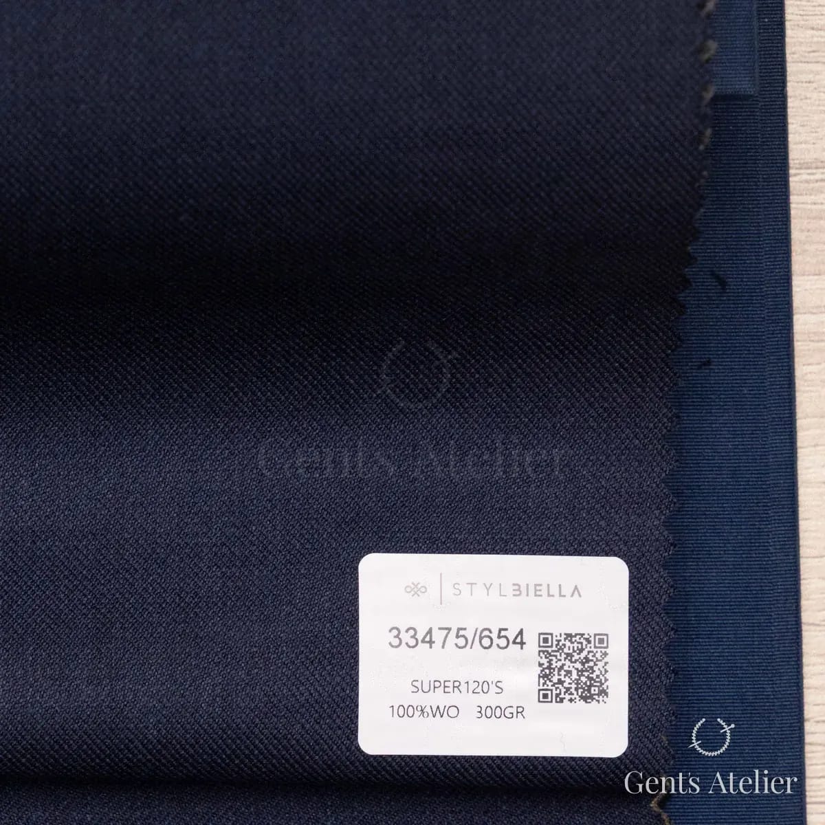 Образец ткани Stylbiella 33475/654 с этикеткой, тёмно-синий