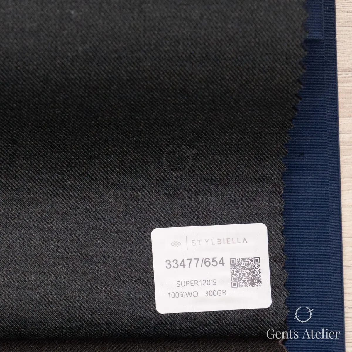 Образец ткани Stylbiella 33477/654 с этикеткой, тёмно-серый