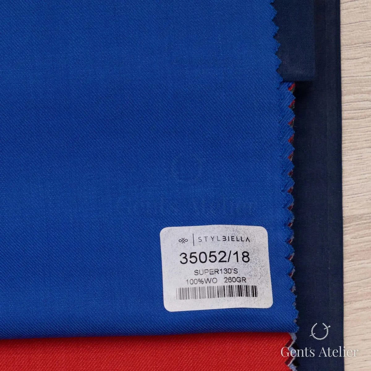 Образец ткани Stylbiella 35052/18 с этикеткой, ярко-синий