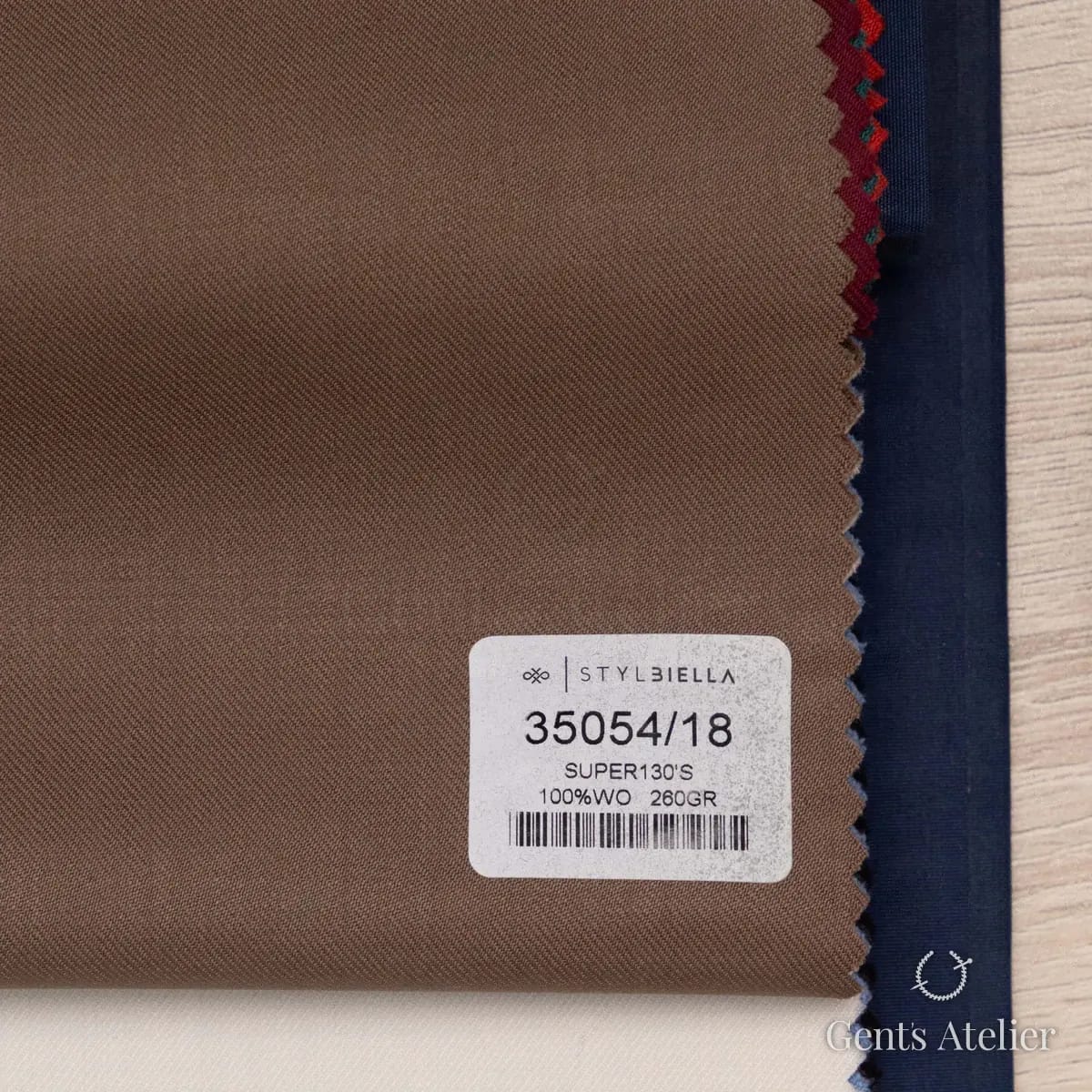 Образец ткани Stylbiella 35054/18 с этикеткой, тёмно-коричневый