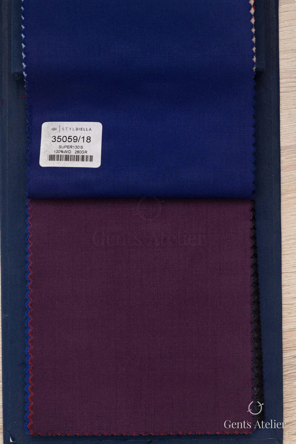 Образец ткани Stylbiella 35059/18 с этикеткой, тёмно-синий