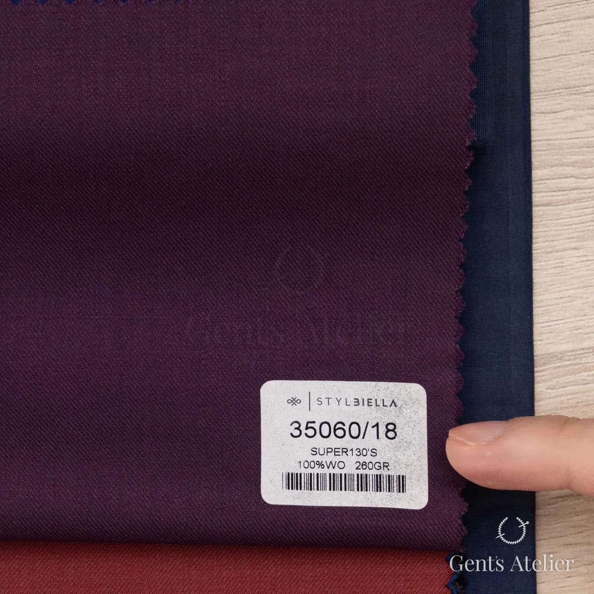 Образец ткани Stylbiella 35060/18 с этикеткой, баклажановый