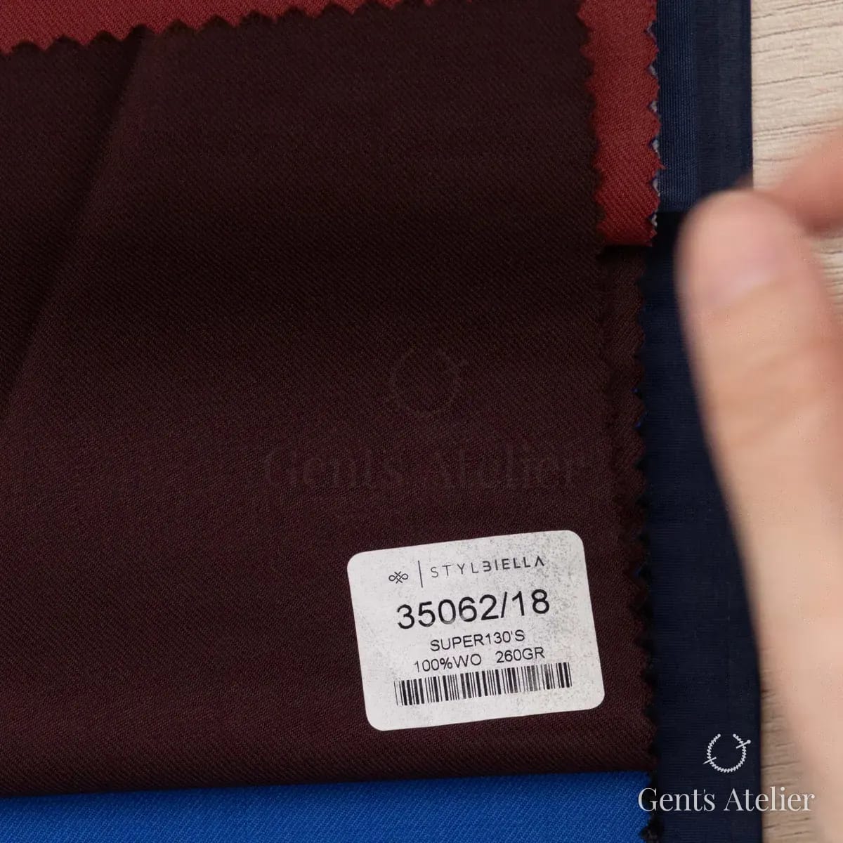 Образец ткани Stylbiella 35062/18 с этикеткой, тёмно-бордовый