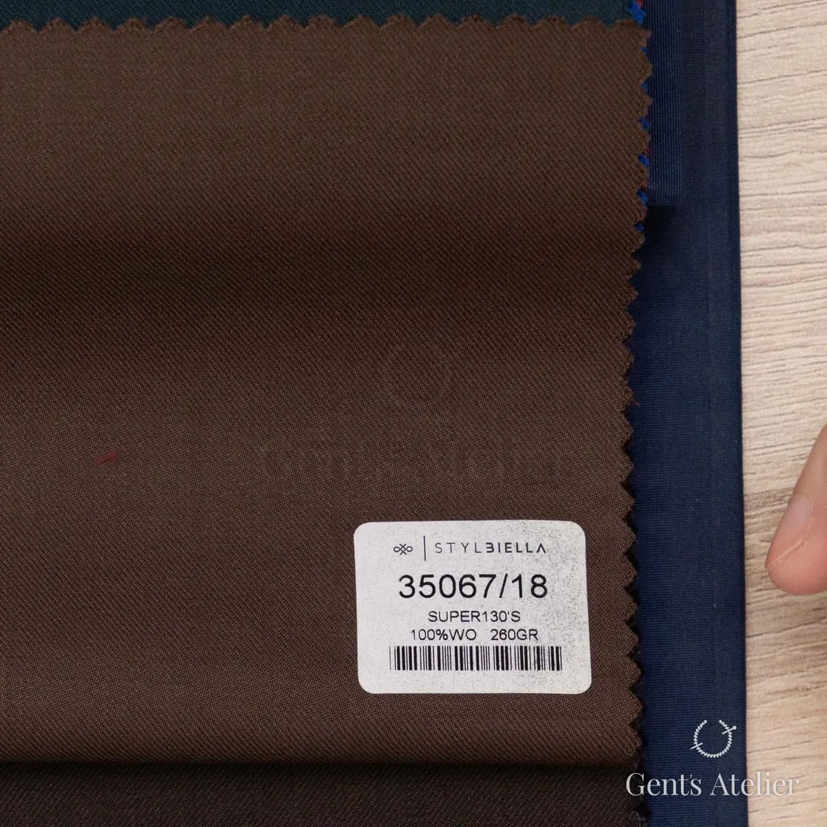 Образец ткани Stylbiella 35067/18 с этикеткой, коричневый