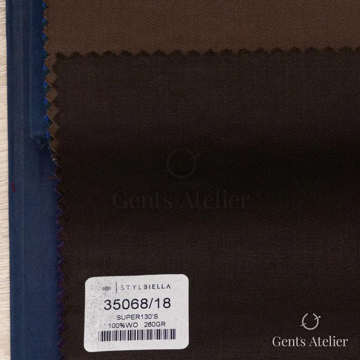 Образец ткани Stylbiella 35068/18 с этикеткой, тёмно-коричневый
