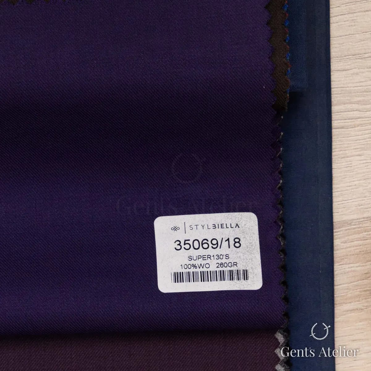 Образец ткани Stylbiella 35069/18 с этикеткой, фиолетовый