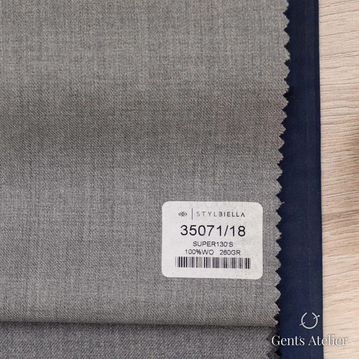 Образец ткани Stylbiella 35071/18 с этикеткой, светло-серый