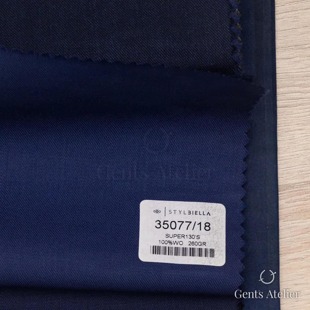 Образец ткани Stylbiella 35077/18 с этикеткой, тёмно-синий