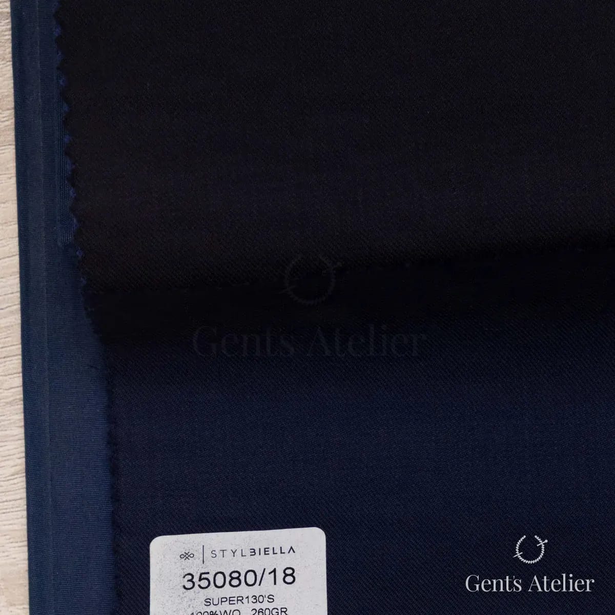 Образец ткани Stylbiella 35080/18 с этикеткой, тёмно-синий