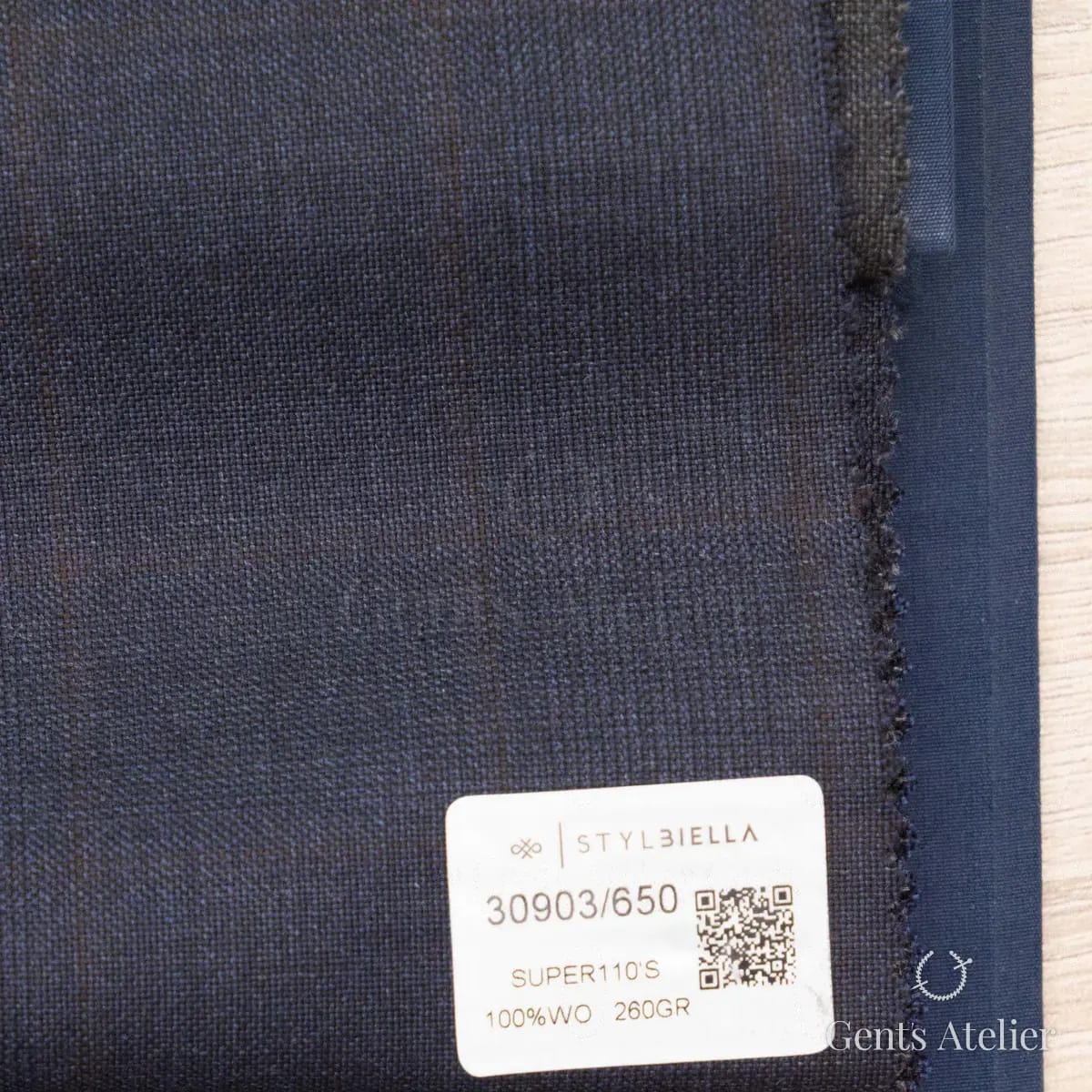 Образец ткани Stylbiella 30903/650 с этикеткой, тёмно-синий