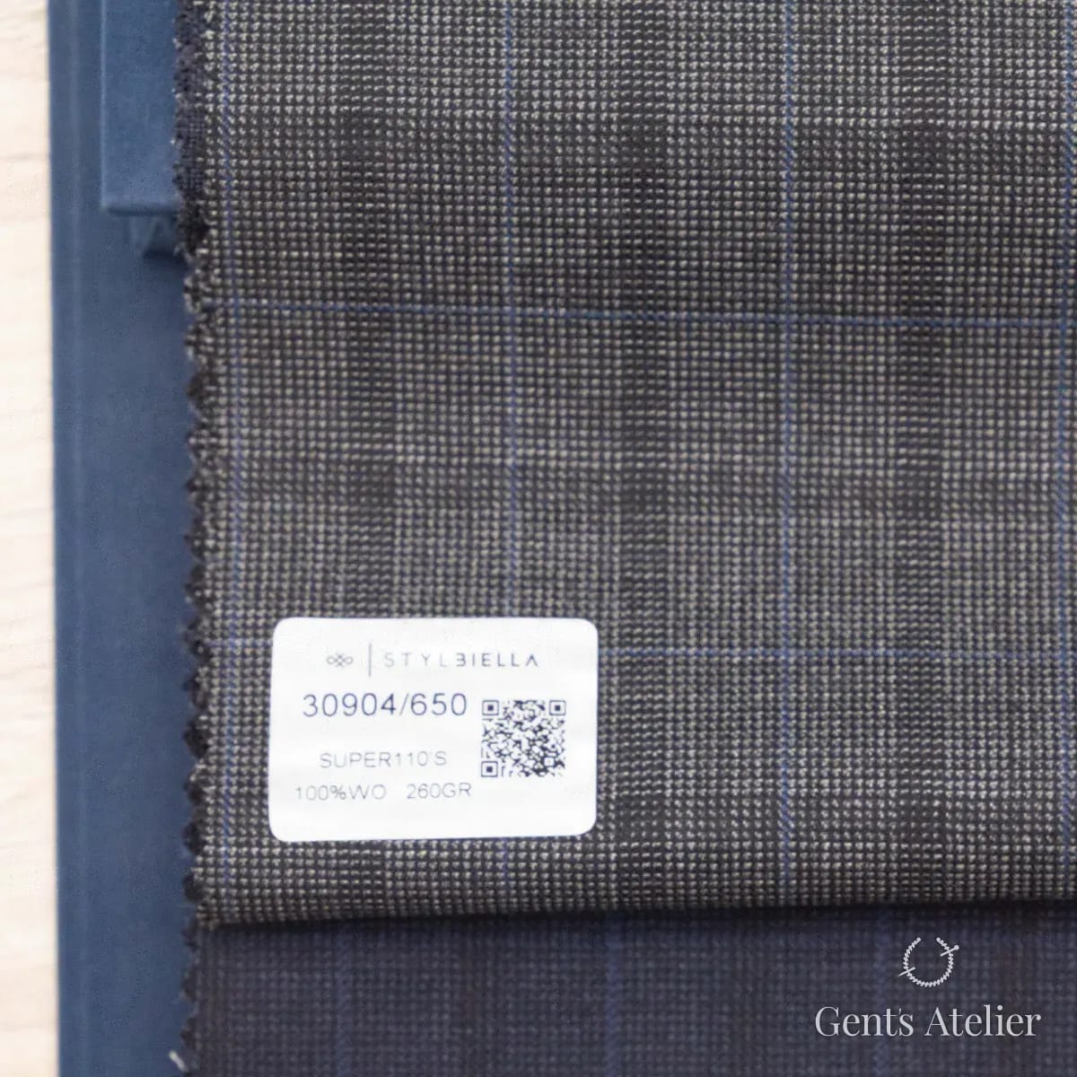 Образец ткани Stylbiella 30904/650 с этикеткой, тёмно-серый