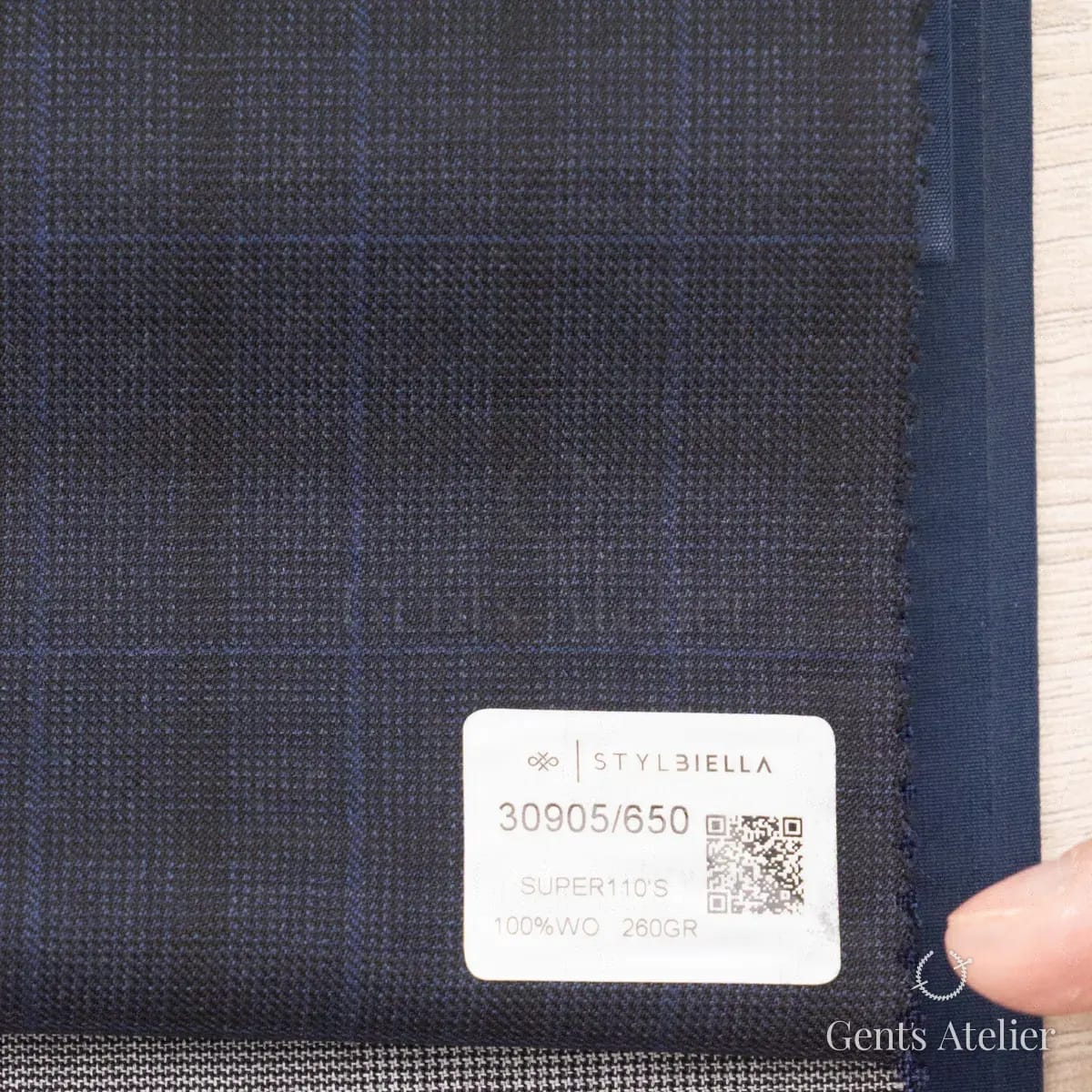 Образец ткани Stylbiella 30905/650 с этикеткой, тёмно-синий