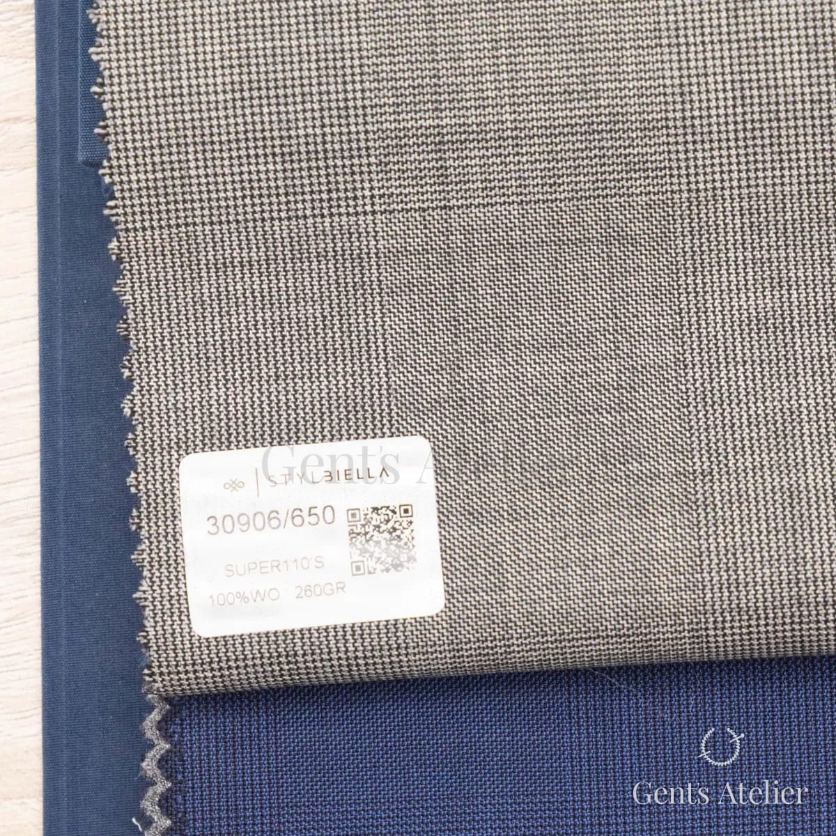 Образец ткани Stylbiella 30906/650 с этикеткой, светло-серый