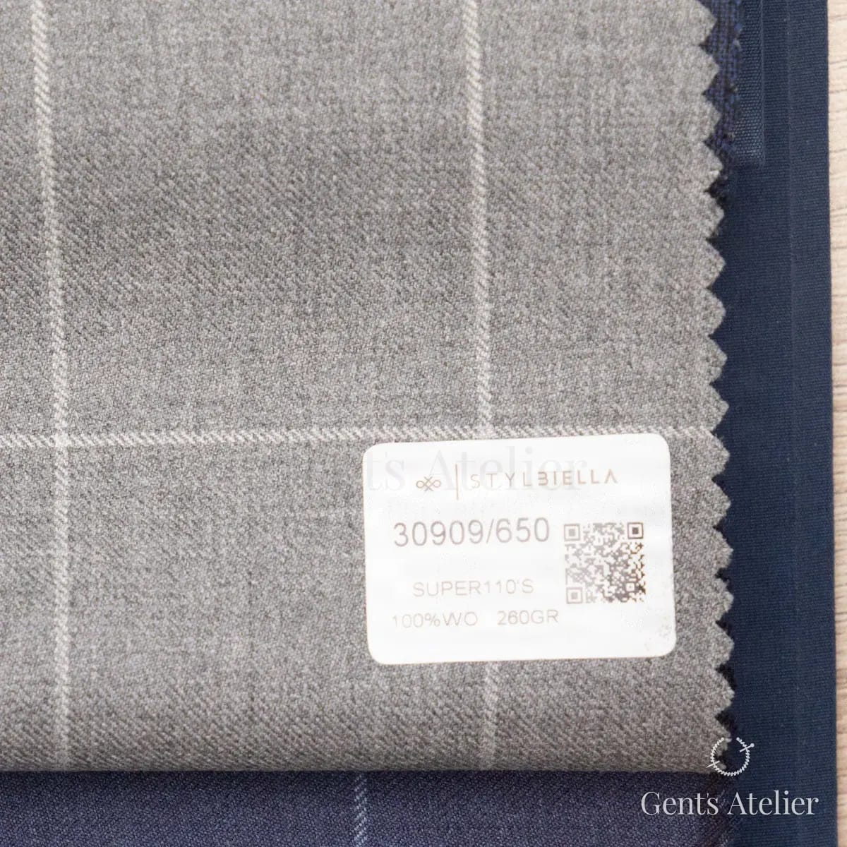 Образец ткани Stylbiella 30909/650 с этикеткой, светло-серый