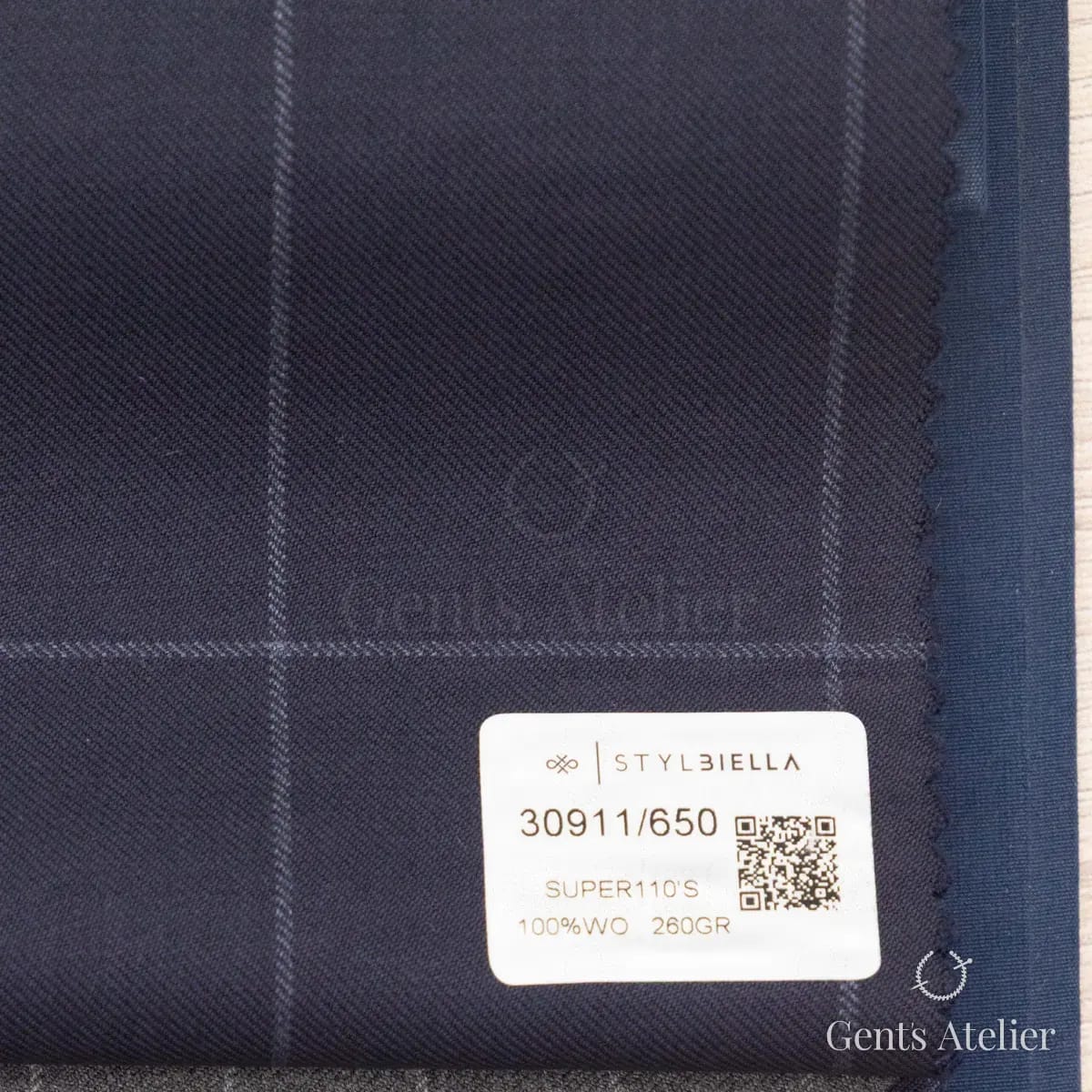 Образец ткани Stylbiella 30911/650 с этикеткой, тёмно-синий