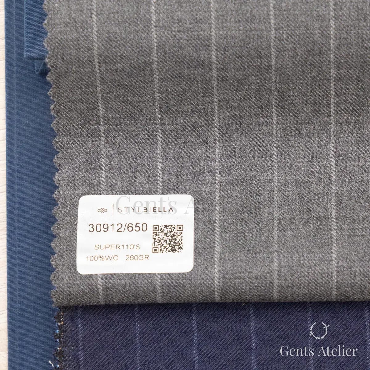 Образец ткани Stylbiella 30912/650 с этикеткой, серый