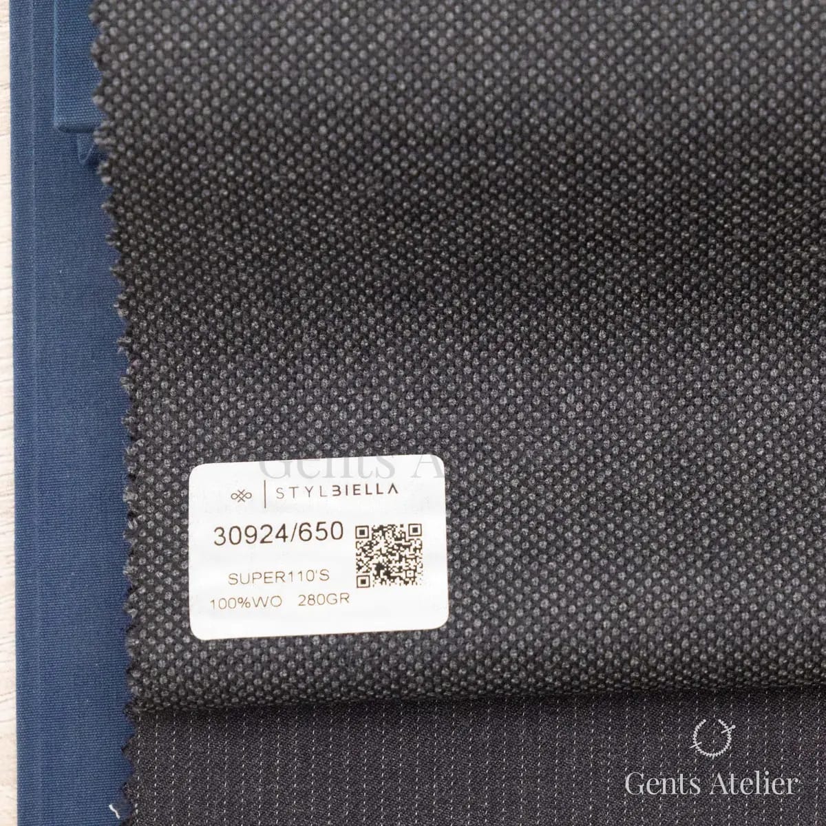 Образец ткани Stylbiella 30924/650 с этикеткой, тёмно-серый