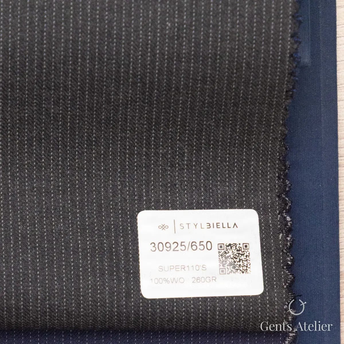 Образец ткани Stylbiella 30925/650 с этикеткой, тёмно-серый