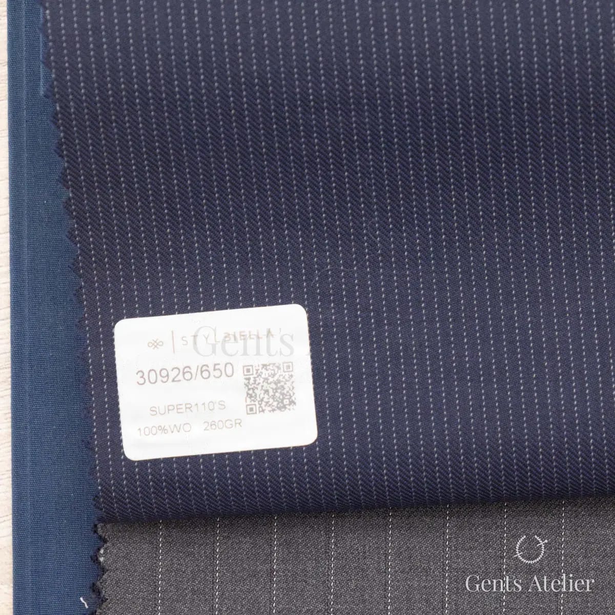 Образец ткани Stylbiella 30926/650 с этикеткой, тёмно-синий