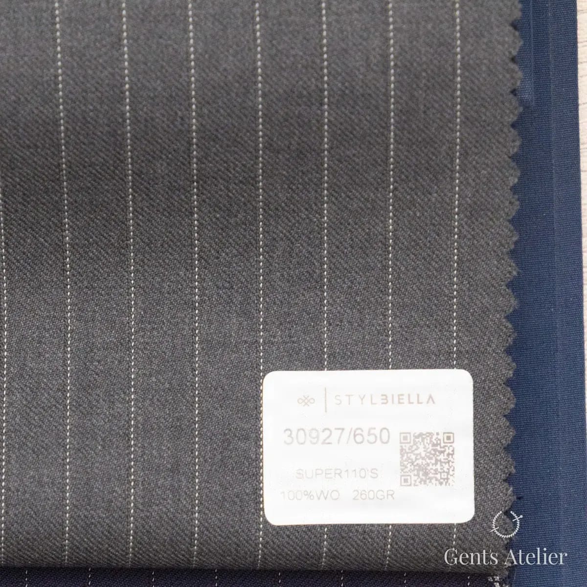 Образец ткани Stylbiella 30927/650 с этикеткой, светло-серый