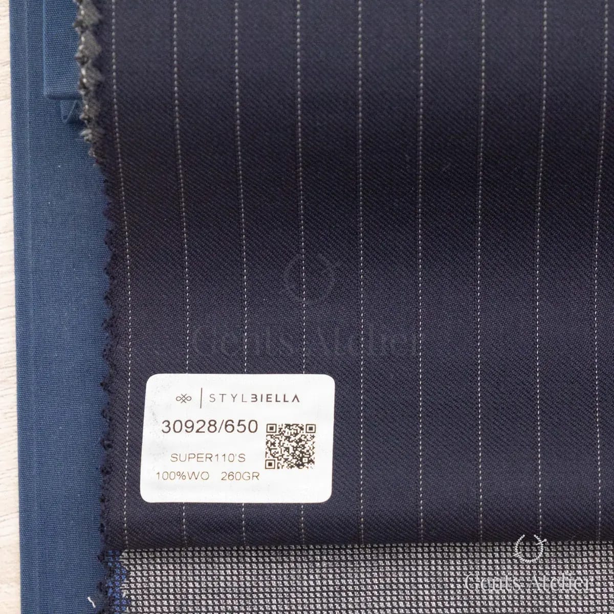 Образец ткани Stylbiella 30928/650 с этикеткой, тёмно-синий