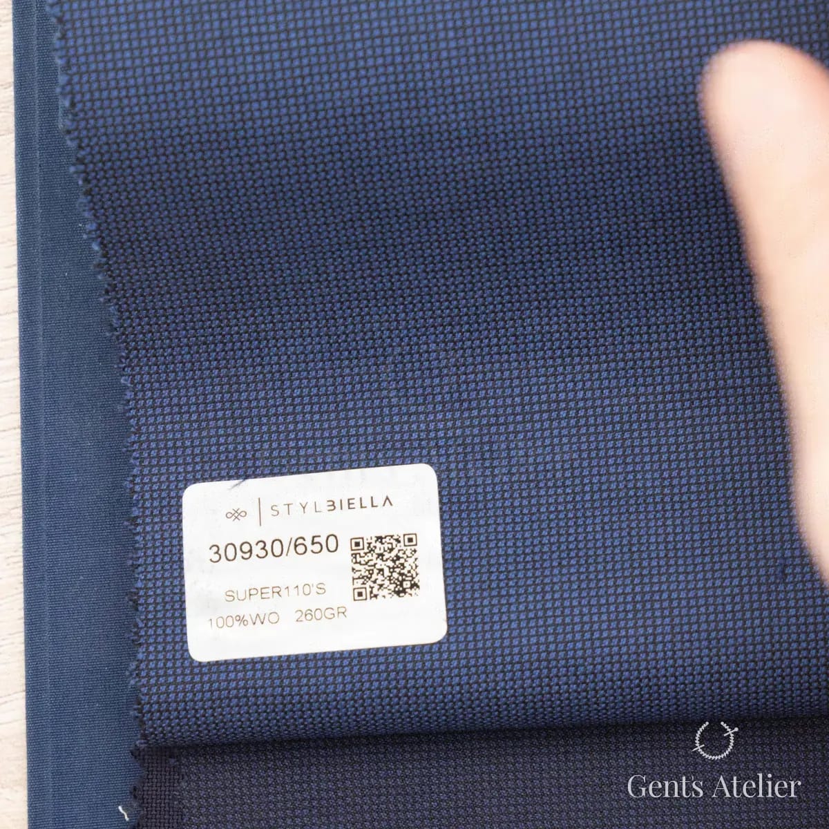 Образец ткани Stylbiella 30930/650 с этикеткой, синий
