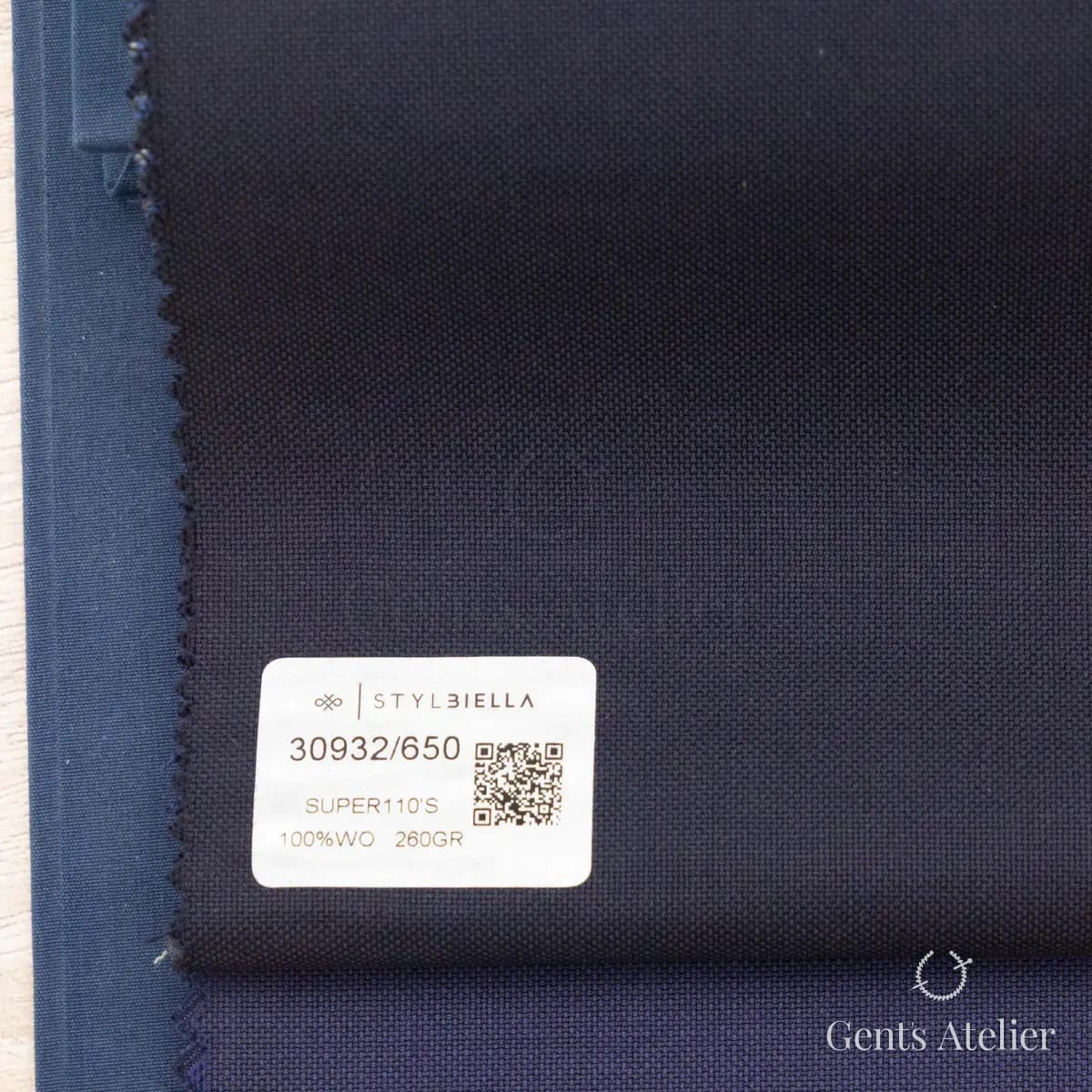 Образец ткани Stylbiella 30932/650 с этикеткой, тёмно-синий