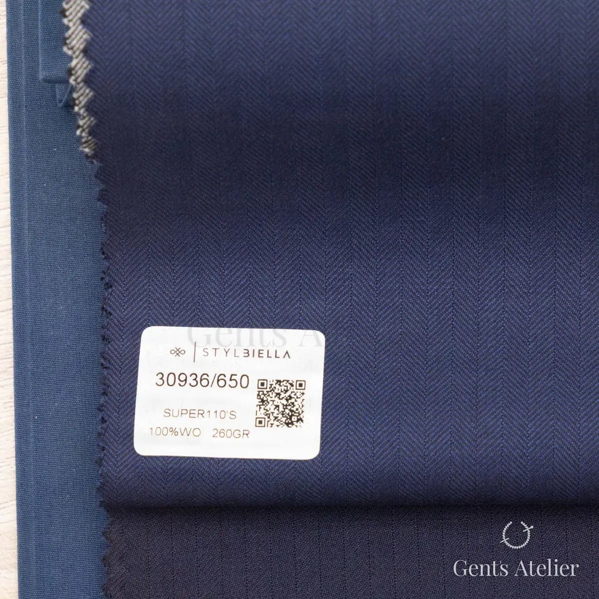 Образец ткани Stylbiella 30936/650 с этикеткой, тёмно-синий
