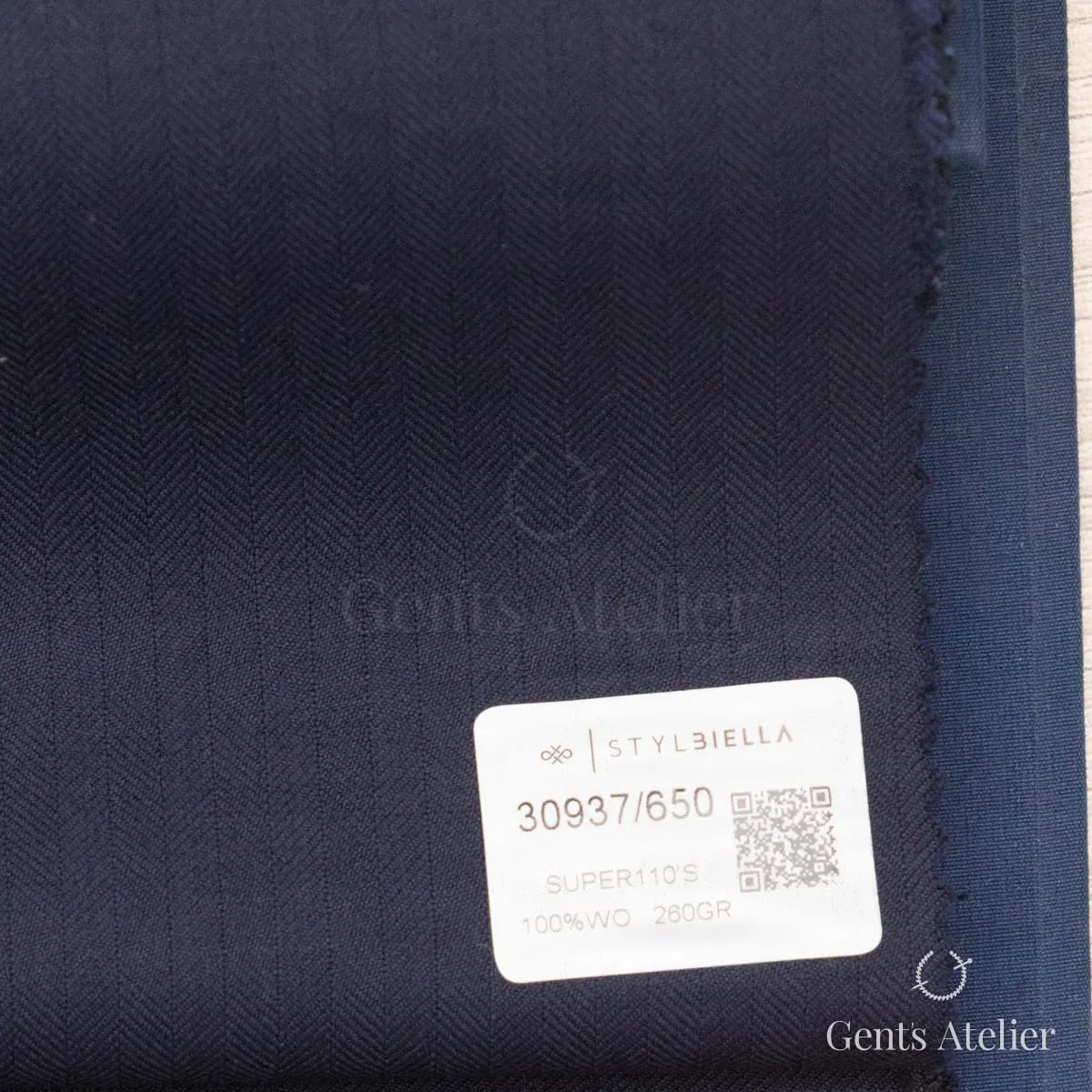 Образец ткани Stylbiella 30937/650 с этикеткой, тёмно-синий