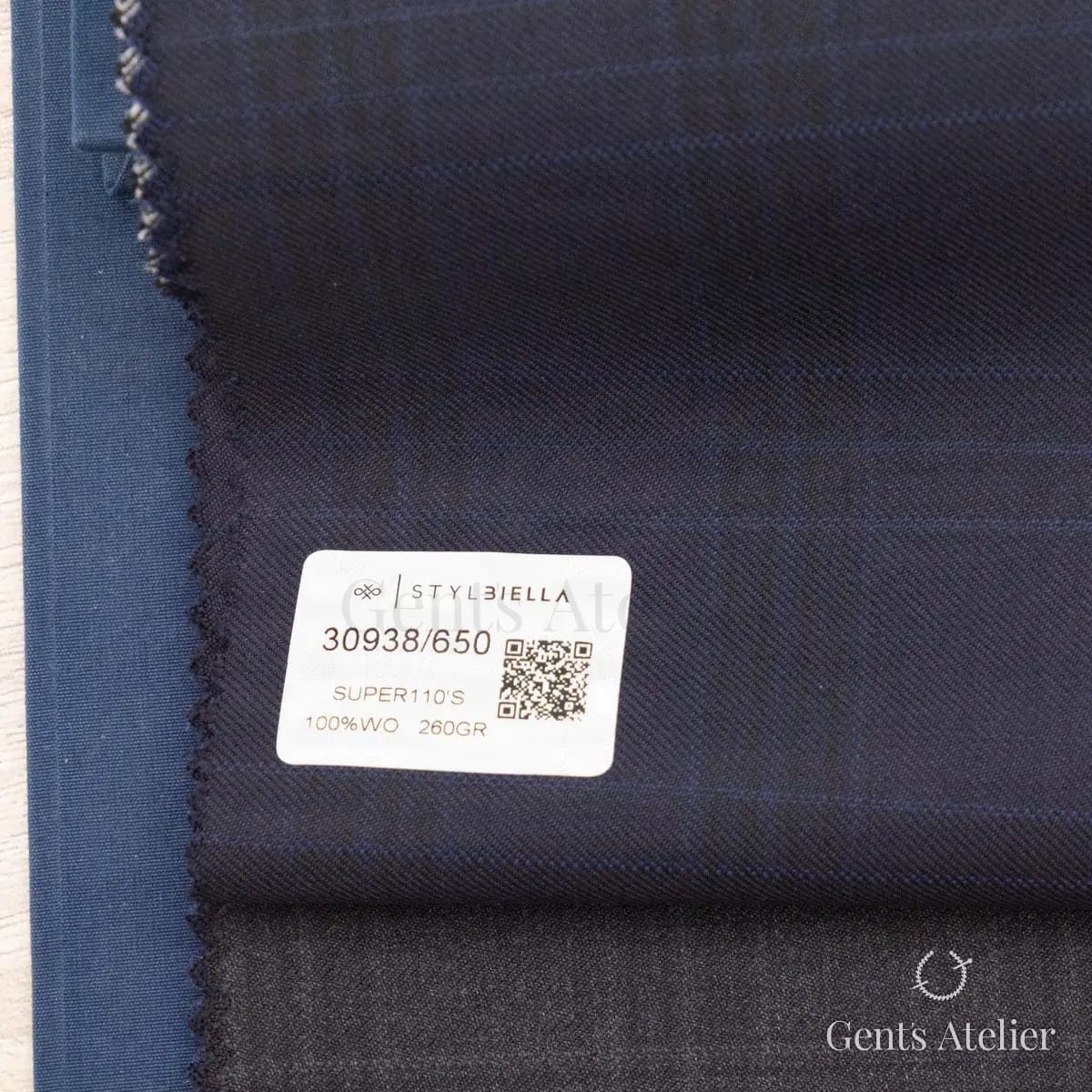 Образец ткани Stylbiella 30938/650 с этикеткой, тёмно-синий
