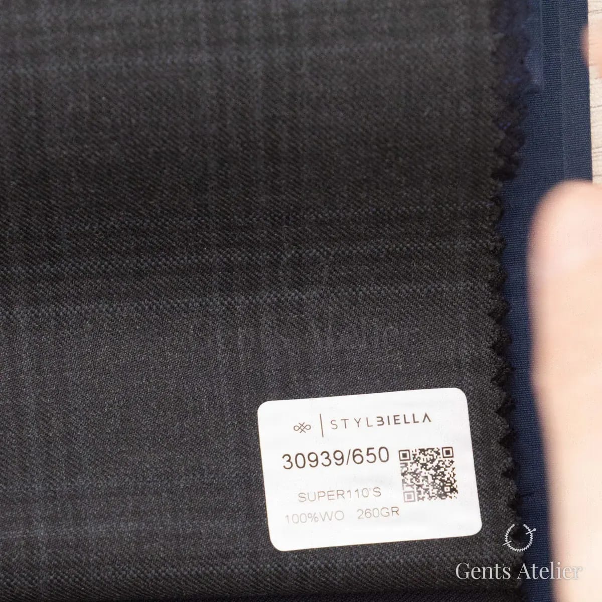 Образец ткани Stylbiella 30939/650 с этикеткой, тёмно-серый