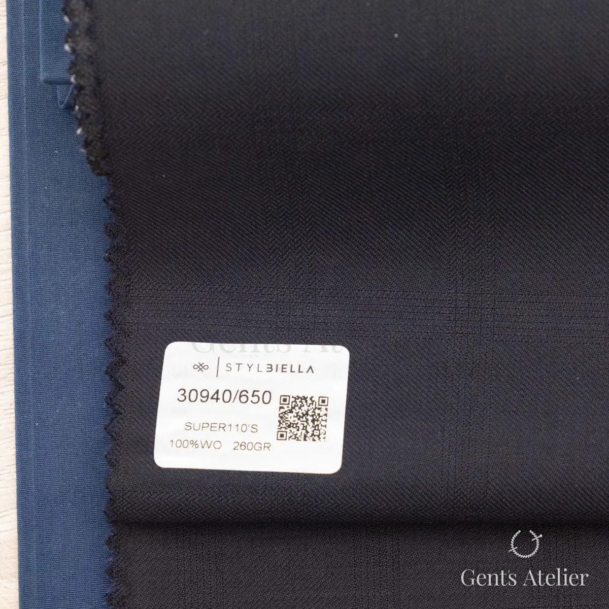 Образец ткани Stylbiella 30940/650 с этикеткой, тёмно-синий