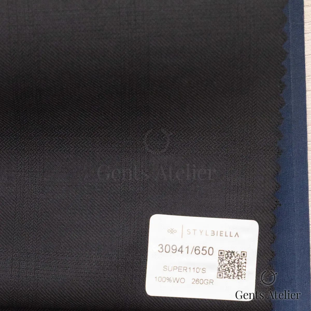 Образец ткани Stylbiella 30941/650 с этикеткой, тёмно-серый