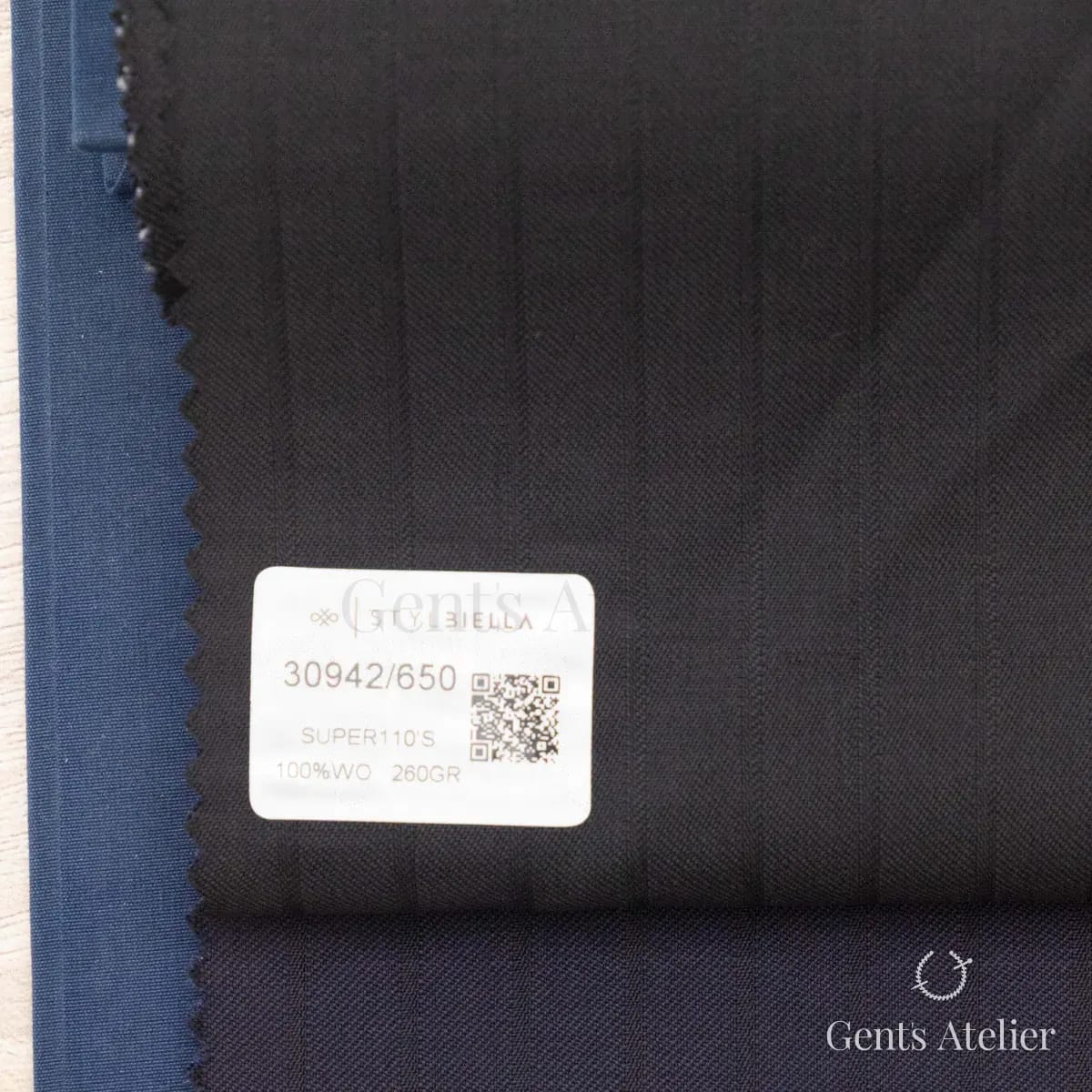 Образец ткани Stylbiella 30942/650 с этикеткой, тёмно-синий