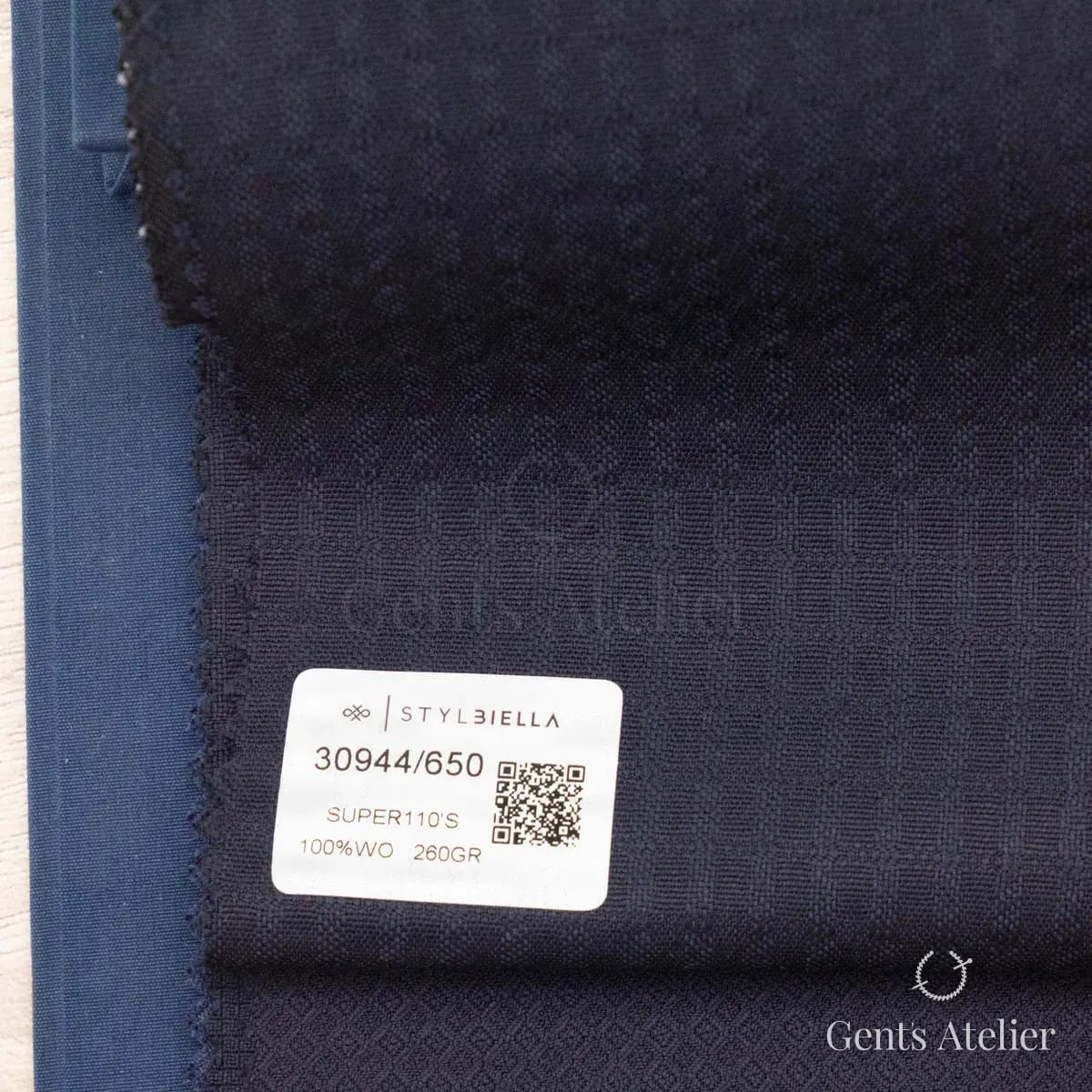 Образец ткани Stylbiella 30944/650 с этикеткой, тёмно-синий