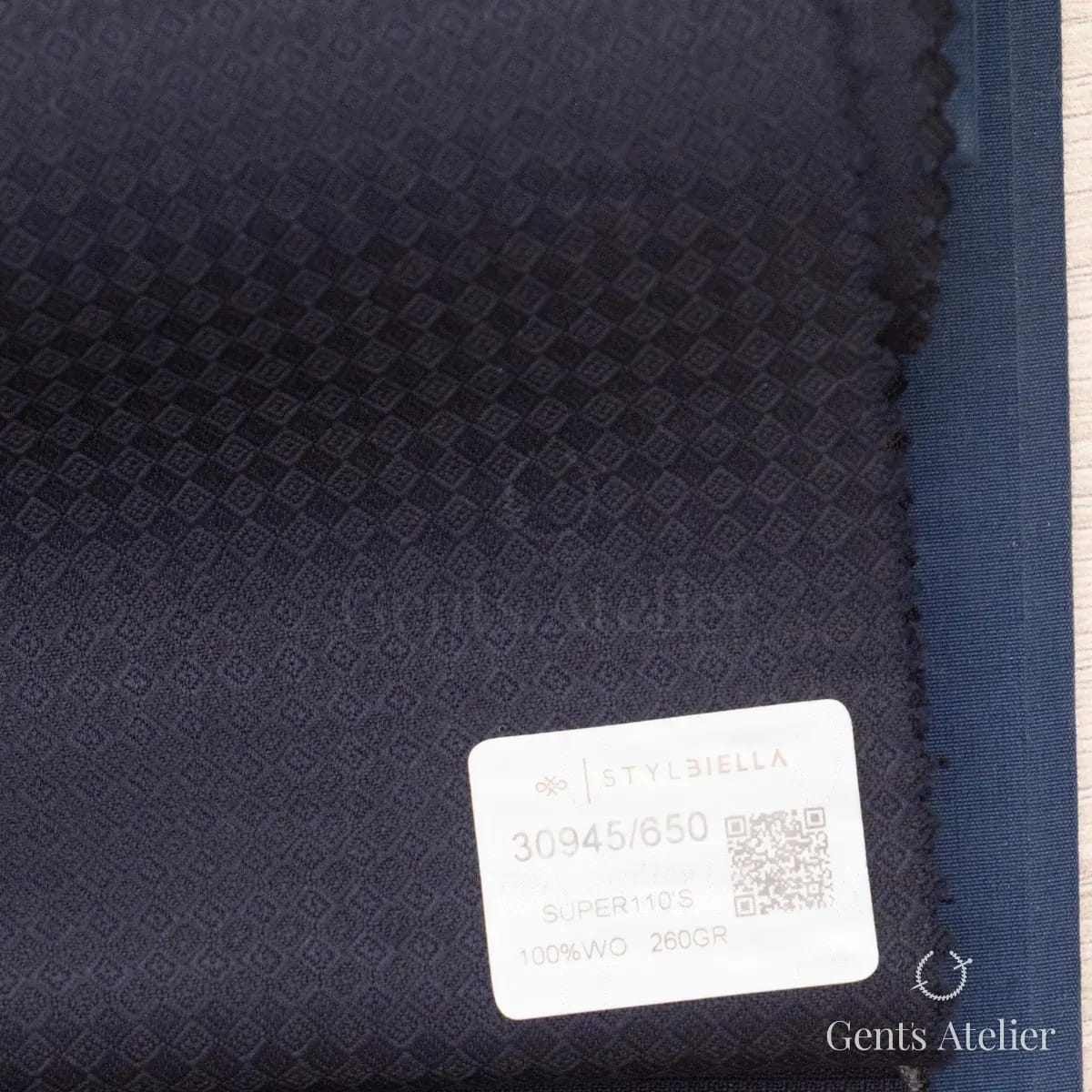 Образец ткани Stylbiella 30945/650 с этикеткой, тёмно-синий