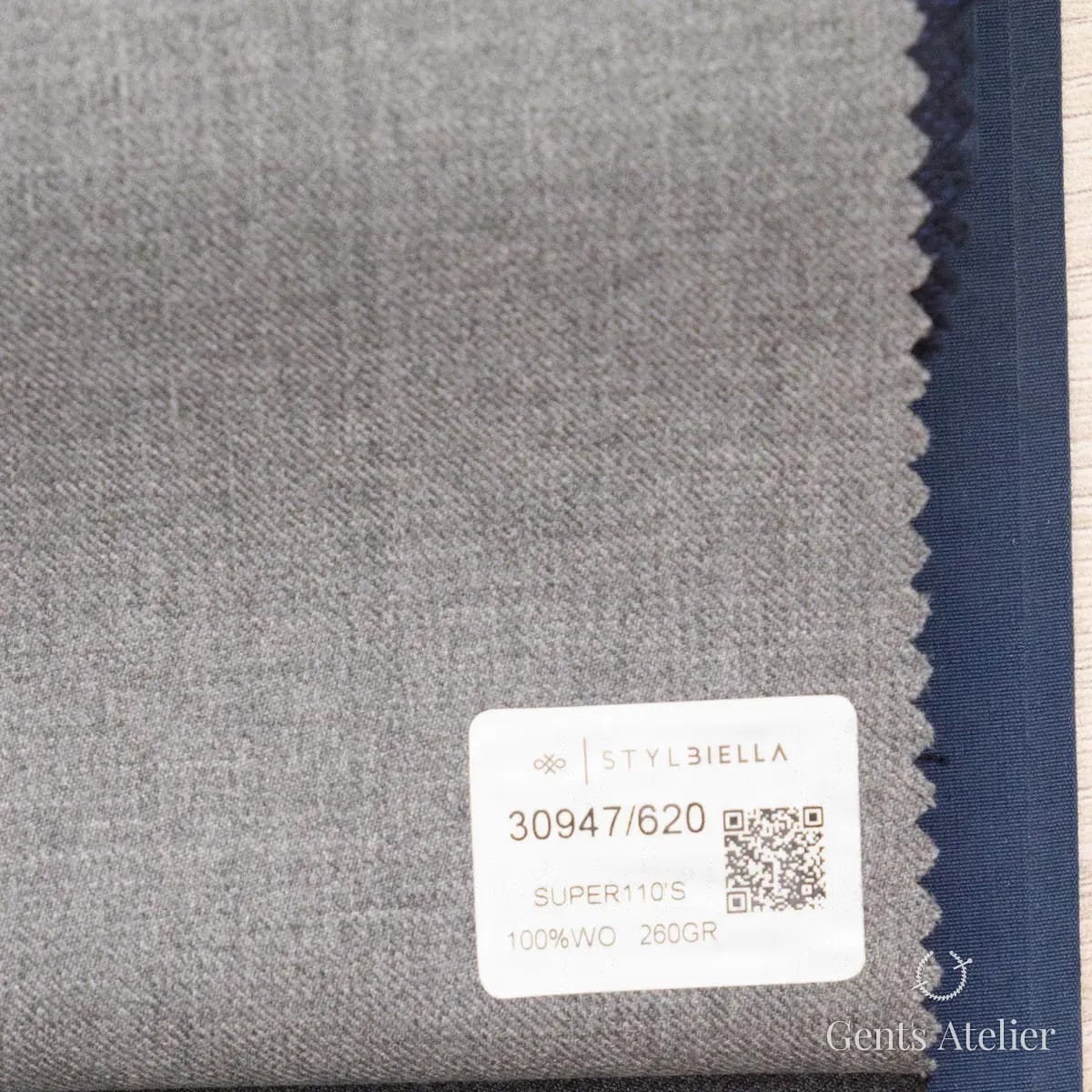 Образец ткани Stylbiella 30947/620 с этикеткой, светло-серый