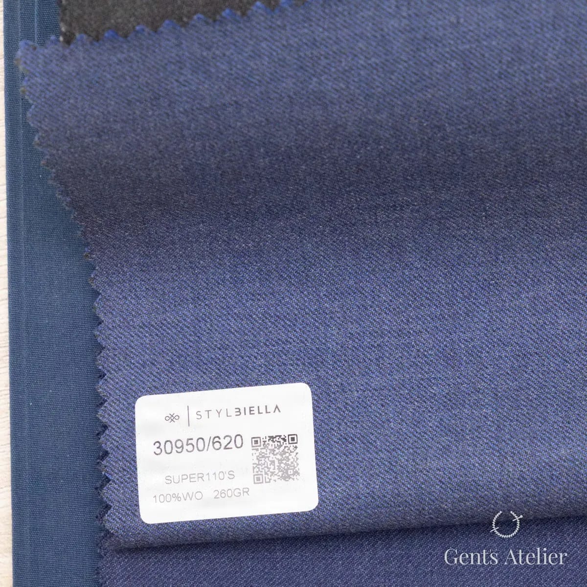 Образец ткани Stylbiella 30950/620 с этикеткой, синий