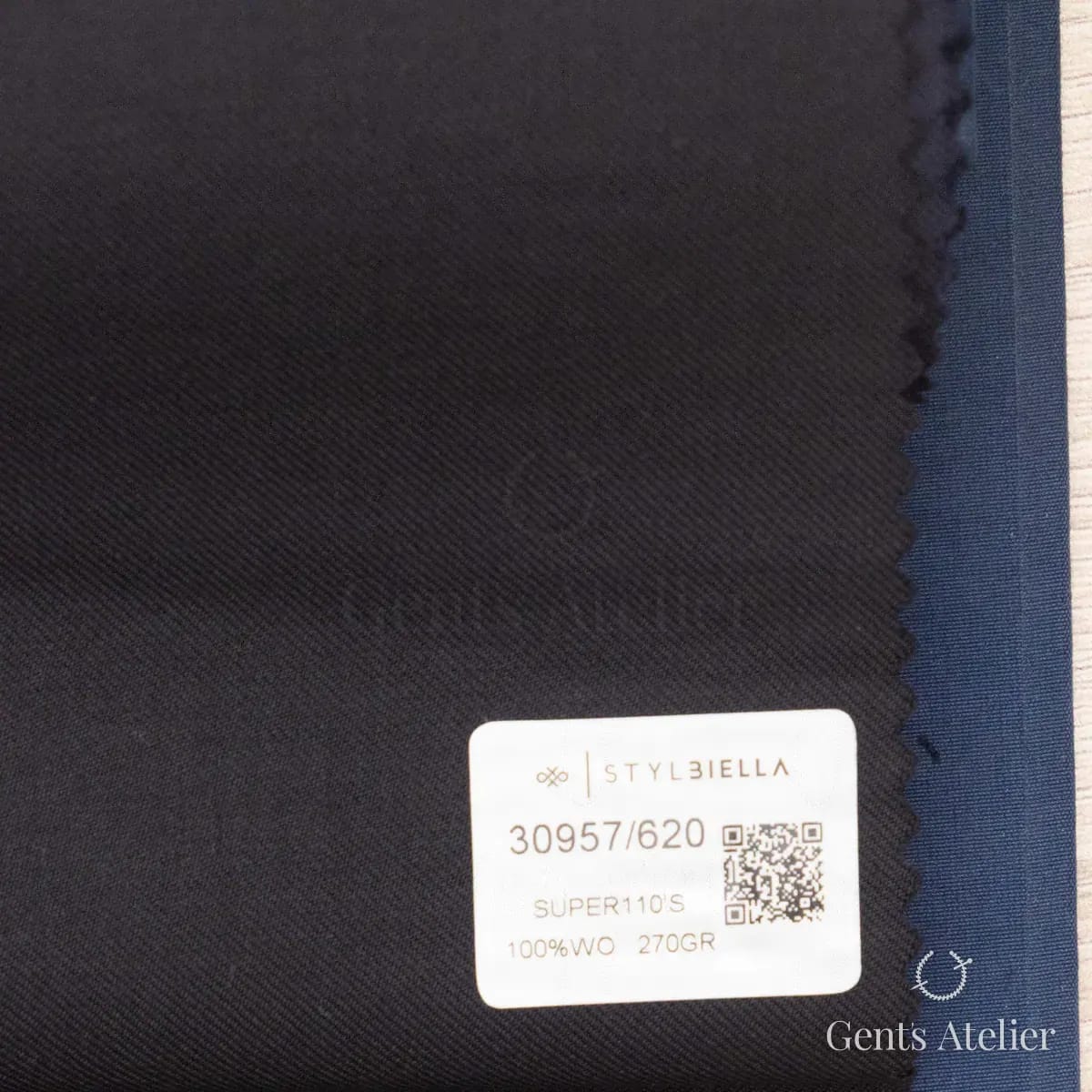 Образец ткани Stylbiella 30957/620 с этикеткой, тёмно-серый