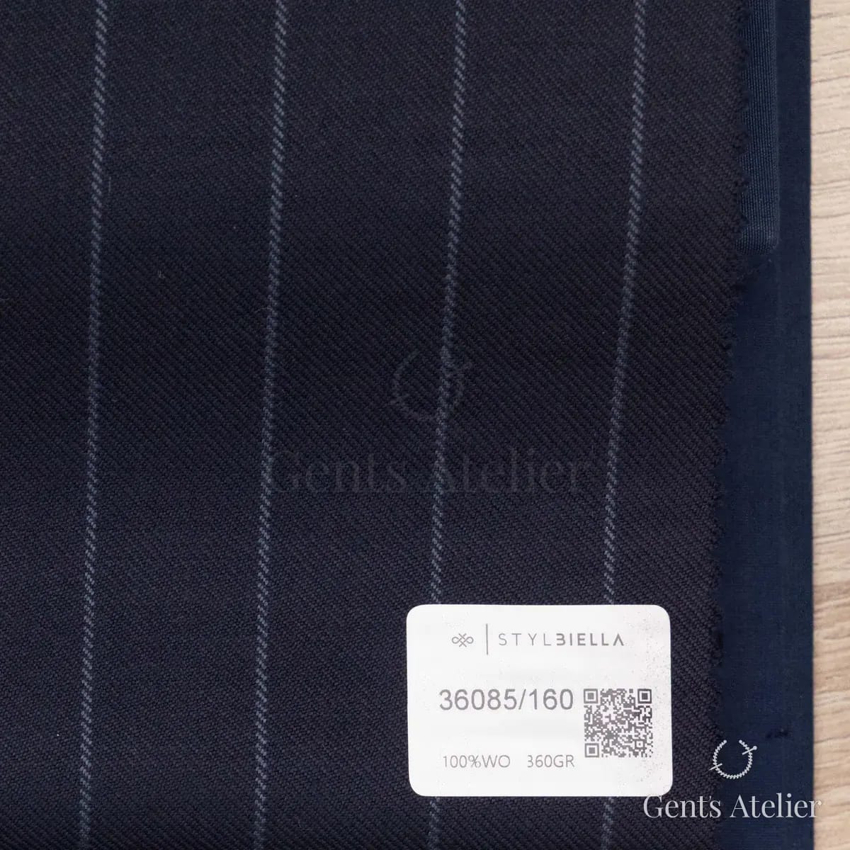Образец ткани Stylbiella 36085/160 с этикеткой, тёмно-синий
